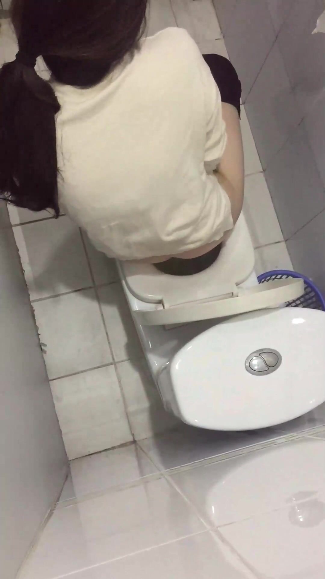 quay lén nhà vệ sinh nữ trong trung tâm thương mại đi đái hồi hộp quá - phần 36